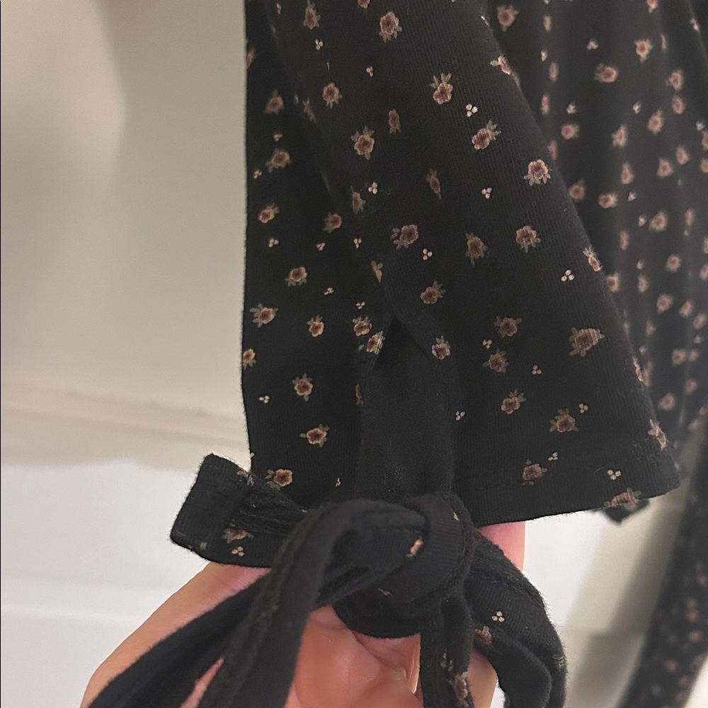 🛍 2/$18 Brandy Melville Black Floral Coco V Neck Wrap Top OS - Picture 4 of 8